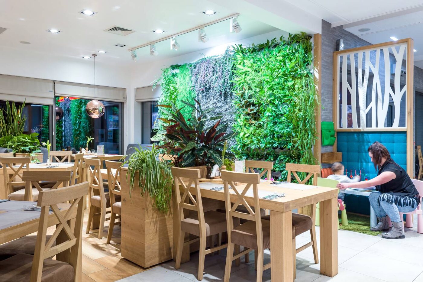 Wnętrze restauracji ze ścianą porośniętą zielenią